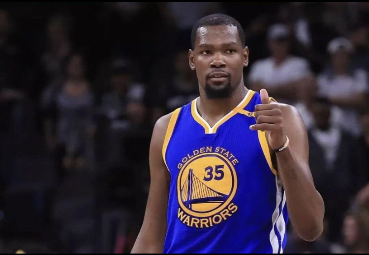  篮球明星公益行，爱心传递温暖人心