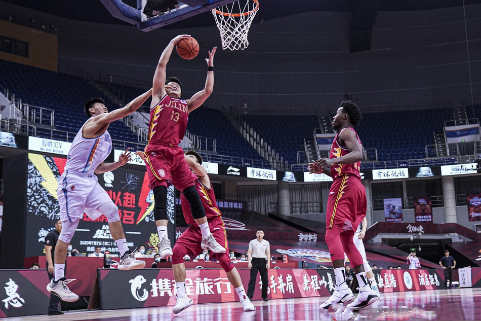  内线绞肉机对抗激烈篮板争夺白热化