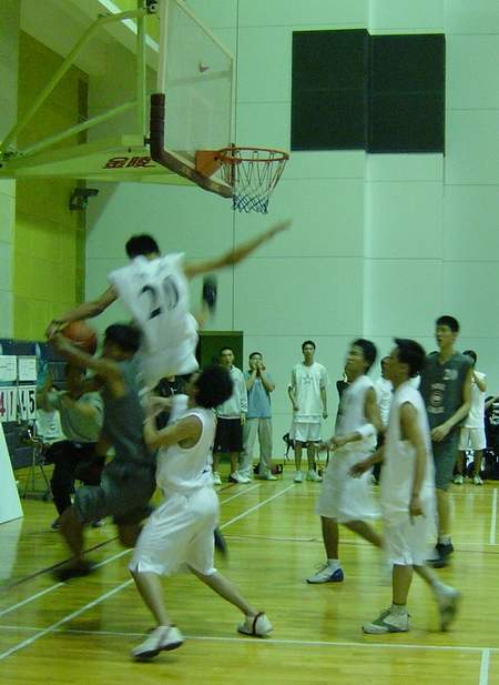  扣篮大赛惊艳全场，空中飞人演绎极致美学