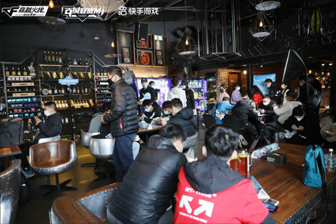  电竞解说激情四射，点燃赛场火热氛围