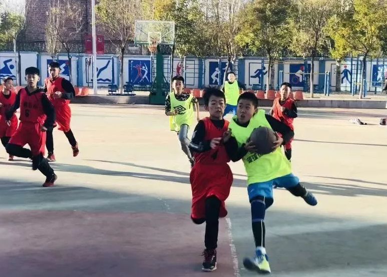  篮球公益行动开展，山区孩子收获梦想球鞋