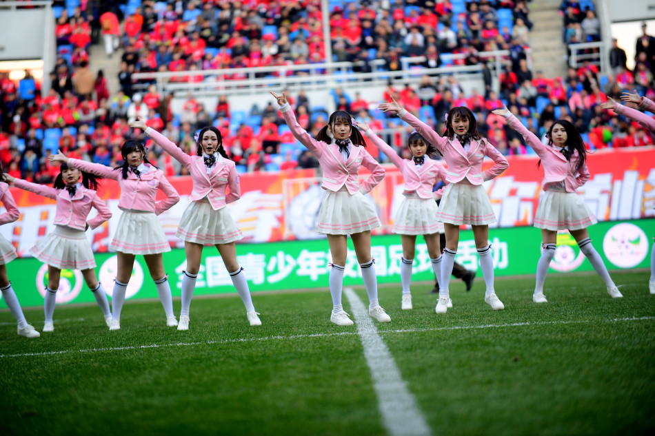  球迷助威声震天，主场氛围助力球队