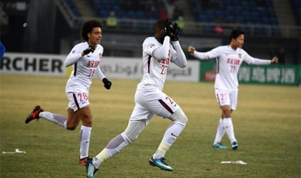  乌拉圭锋霸苏亚雷斯独中三元助球队大胜对手